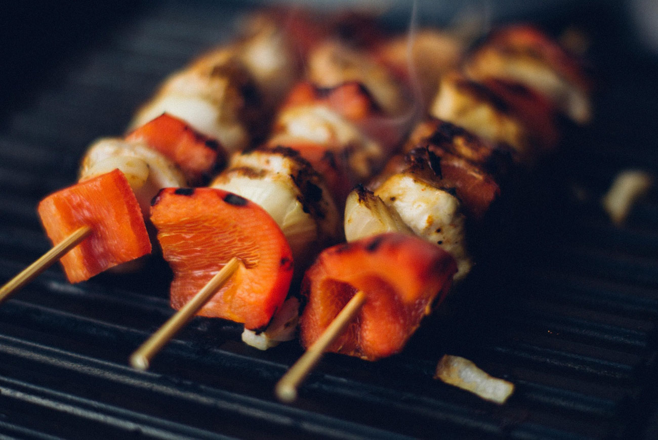 Mediterrane Hähnchen-Gemüse-Spieße mit Kräuterquark und Salat